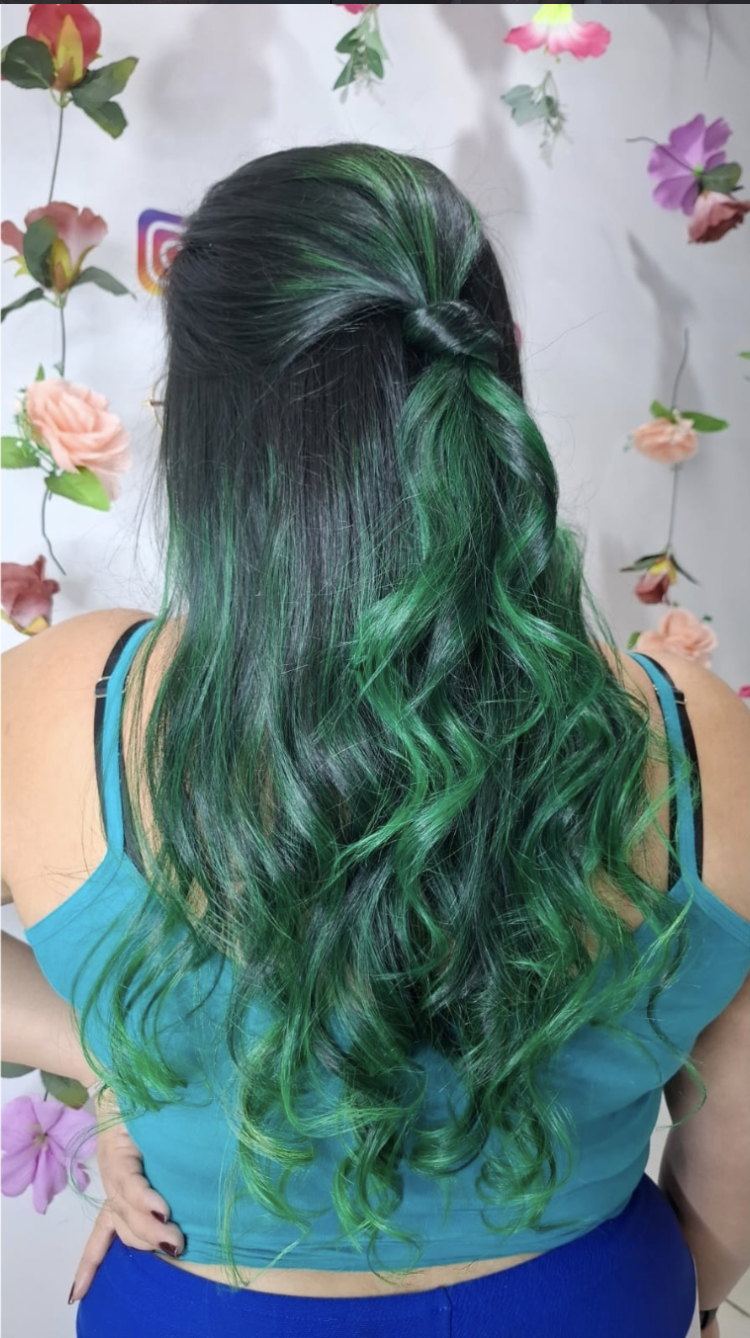 Cabelo verde de destaque